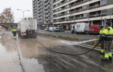 Operarios de la contrata de limpieza de Tudela trabajan en el paseo del Prado, que fue reabierto al tráfico en la mañana de ayer tras resultar inundado.