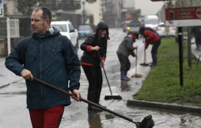 Un grupo de vecinos, en tareas de limpieza en Santesteban