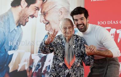 Miguel Ángel Muñoz junto a su abuela