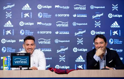 Braulio Vázquez, junto a Kike Barja en la rueda de prensa este martes por la renovación del canterano rojillo