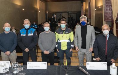 De izquierda a derecha: José Javier Boulandier Herrera (director de Protección Civil Navarra), Juan Cruz Ruiz (jefe de Policía Local de Tudela), Jesús Mª Arrizubieta Astiz (alcalde de Tafalla), Javier Ayarra Ullate (sargento de Bomberos de Navarra), Juanjo Rubio Vela (gerente de la Unidad de Innovación Social de Navarra) y Santiago Pangua Cerrillo (presidente de Tesicnor)