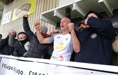 Despedida de Fernando Delgado, capitán del Tudelano, tras la victoria del conjunto ribero por 2-0 ante el Celta B
