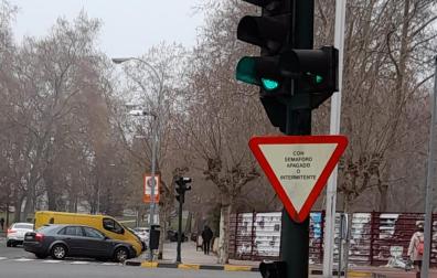 Calle Esquíroz en la confluencia con Sancho el Fuerte. Semáforo derecha, girado a la izquierda