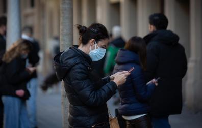 Varias personas hacen cola para hacerse test y otras pruebas de covid, en el laboratorio Echevarne, a 20 de diciembre de 2021, en Barcelona