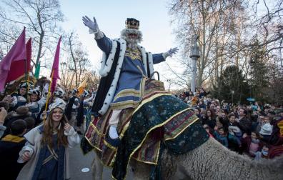 El rey Melchor y su séquito, después de atravesar el puente de la Magdalena