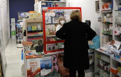 En la farmacia pamplonesa de Ana Aliaga se acabaron ayer los test y esperan reponerlos hoy