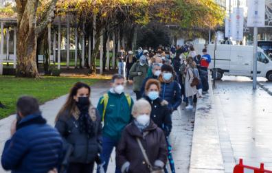 Varias personas hacen cola para hacerse PCR, en un punto móvil de PCR gratuitas en el Naútico de Vigo
