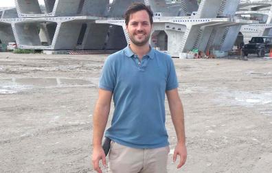 Álvaro Aranguren con segmentos de postensado del puente