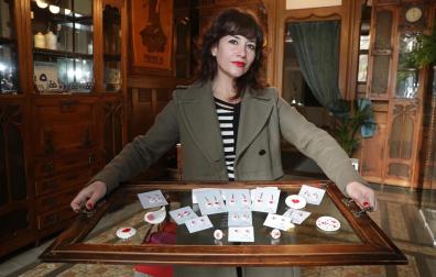 La artista Maite Marco con algunas de sus joyas en el nuevo local de Mercaderes