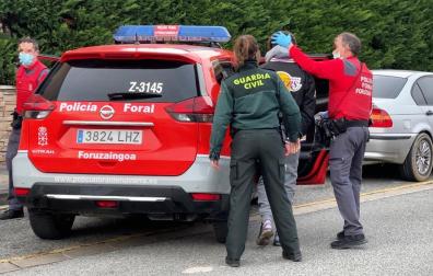 Momento en el que agentes de la Policía Foral y dela Guardia Civil detienen a las dos personas