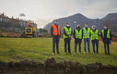 De izquierda a derecha: el gerente de la empresa adjudicataria Construcciones Boreste, Aritz Iturrarte; el director general de Obras Públicas e Infraestructuras, Pedro López; el consejero de Cohesión Territorial, Bernardo Ciriza; el alcalde de Irurtzun, Aitor Larraza; el concejal Eduardo Murugarren; y el director del Servicio de Nuevas Infraestructuras, Jesús Polo