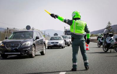 Agente de la Guardia Civil, durante un control de tráfico