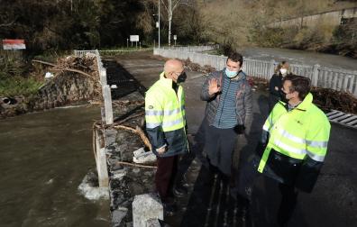 El consejero Ciriza; el concejal de Doneztebe / Santesteban, Santiago Uterga; y el director general de Obras Públicas e Infraestructuras, Pedro López, durante la visita realizada el pasado 12 de diciembre para comprobar los daños ocasionados por las creci