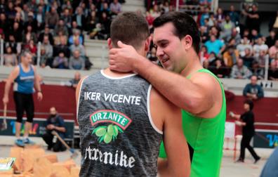 Iker Vicente y Mikel Larrañaga, en el campeonato de Euskadi de Aizkora celebrado en 2019