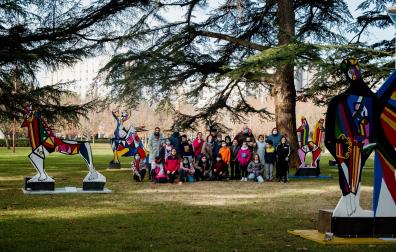Mikel Belascoain, junto a los niños y niñas del colegio García Galdeano, que han colaborado en la creación de los cuentos y personajes mitológicos de la instalación