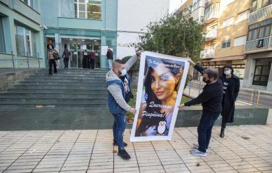 Dos familiares portan un cartel de la fallecida, frente a los juzgados de Cartagena

DIMA

04/01/2022