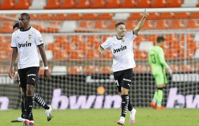 Manu Vallejo celebra un gol con el Valencia