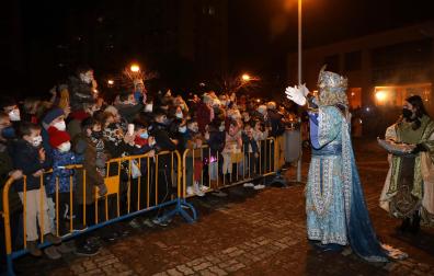Melchor, guardando la distancia de seguridad, saluda a pequeños y mayores a su llegada a Barañáin