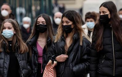 El uso de la mascarilla es obligatorio desde el pasado 24 de diciembre en exteriores para luchar contra los contagios de ómicron