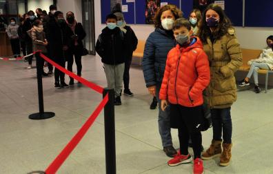 Varios niños esperan en fila con sus familias para vacunarse en Tafalla el pasado 15 de diciembre