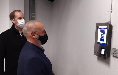 El consejero Cigudosa, junto al director gerente de NASERTIC, Iñaki Pinillos, probando el sistema de acceso biométrico por reconocimiento facial de la empresa pública