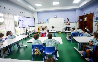 Niños atienden a la profesora en el colegio Virgen de Europa de Boadilla del Monte, en Madrid