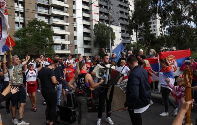 Un grupo de personas fuera del hotel donde se encuentra el tenista Novak Djokovic