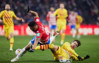 Luis Suarez (Granada) y Gerard Piqué (Barcelona) en acción durante su partido de LaLiga Santander