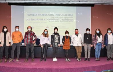 De izda a dcha: Leticia Urdaci (técnico punto encuentro), Antonio Escrich (Gobierno de Navarra), Roberto Martínez (educador y familia acogedora), Raquel García (educadora de Xilema), Chus Sádaba (familia acogedora, vocal Magale), Gianella Saltos (educadora, Asociación Haziak), Juan Miguel Ruiz (Safaya-Agintzari), Silvia Irigoyen (psicóloga, familia especializada), Marta Torres (colegio educadores sociales) y María Ubillos (familia acogida, Magale)