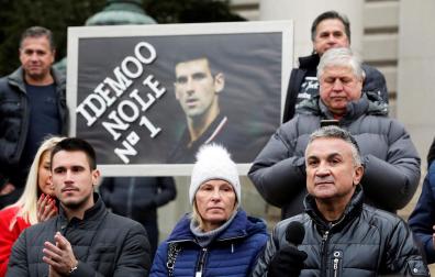 El padre de Novak Djokovic, Srdjan Djokovic, durante un acto a favor del tenista en Belgrado este domingo 9 de enero