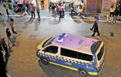 Uno de los furgones de la Policía Municipal de Pamploa, de siete plazas, patrullando en el Casco Antiguo