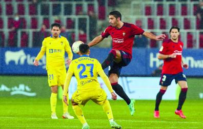 Cote golpea la pelota ante la presencia de Chapela (Cádiz)