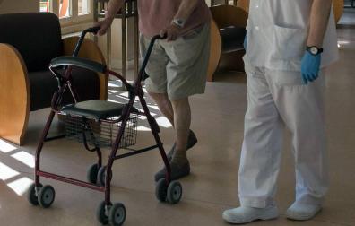 Residente y sanitario en un centro de la tercera edad en Navarra
