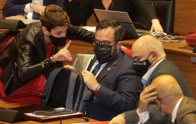 Chivite habla con Remírez y Aierdi el 23 de diciembre, en el pleno en el que tuvo que retirar la ley