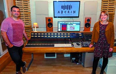 Iñaki Llarena y Leyre Aranguren, en su estudio de Aberin