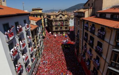 La Plaza del Ayuntamiento, a rebosar minutos antes del chupinazo de 2019
Fecha: 06-07-2019
Lugar: Pamplona
Tema: Chupinazo