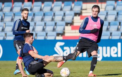David García, que volvió ayer a entrenar tras superar el coronavirus, se lanza al suelo para cortar una internada de Kike García
