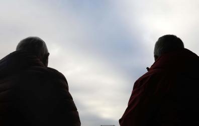 José y Iosu, dos alcohólicos de Pamplona en recuperación de 65 y 61 años, posan de espaldas mirando hacia el futuro con esperanza