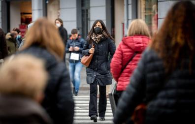 Varias personas pasean con mascarilla en el centro de Pamplona el pasado mes de diciembre