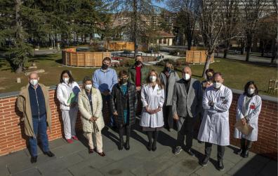 El director general de Salud, Carlos Artundo, junto al coordinador de trasplantes en Navarra, José Roldán, y representantes de asociaciones de trasplantados y personal de la nueva oficina