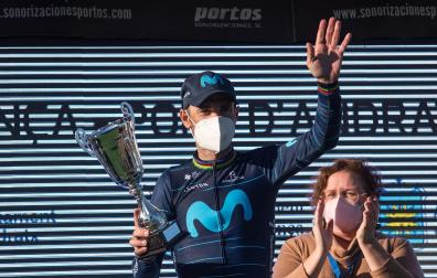 Alejandro Valverde, con el trofeo de ganador en el Trofeo Pollença-Port d'Andratx de la Challenge Mallorca