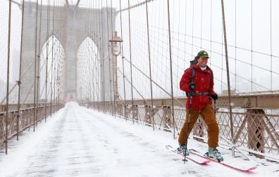 Un neoyorquino atraviesa con esquís el puente de Brooklyn