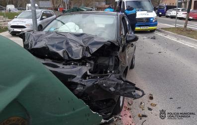 Imagen del vehículo colisionado en la calle Río Arga, en Pamplona