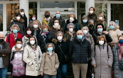 Grupo de enfermeras y enfermeros, a los que se ha agradecido su trabajo. Con ellos, los responsables de Salud Manolo Carpintero, Ana Ariztegui, y Lucía Goyeneche