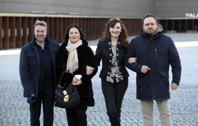 Yves Abel (izq.), director musical, junto a los cantantes Maria Pia Piscitelli, María José Montiel y Sergio Escobar, en la Plaza de Baluarte.