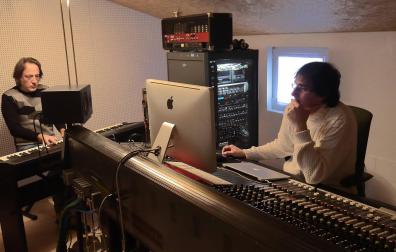 Jaokin Taboada, a la izquierda, toca en el estudio de grabación de Javier de Mabel (a la derecha) en Sartaguda