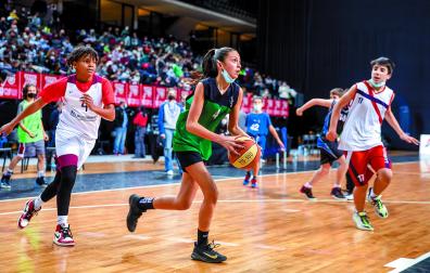 El equipo de categoría Infantil disputó un partido con arbitraje participativo en el pabellón del Navarra Arena, donde había 2.000 aficionados
