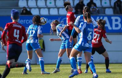Una jugadora rojilla se impone a las rivales del Deportivo Abanca durante el encuentro en Abegondo