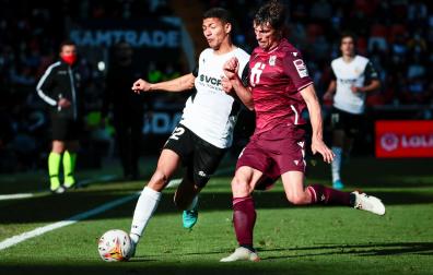 El delantero del Valencia CF Marcos André y el defensa francés de la Real Sociedad Robin Le Normand