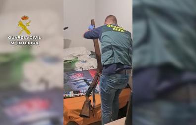 Un agente de la Guardia Civil, con el arma recuperada